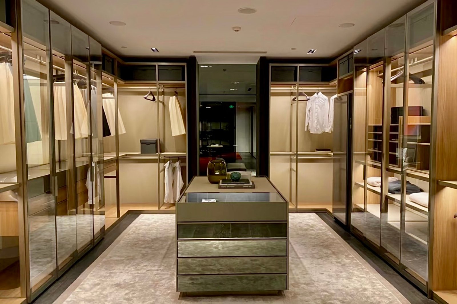 Vigor slim-system walk-in wardrobe showroom